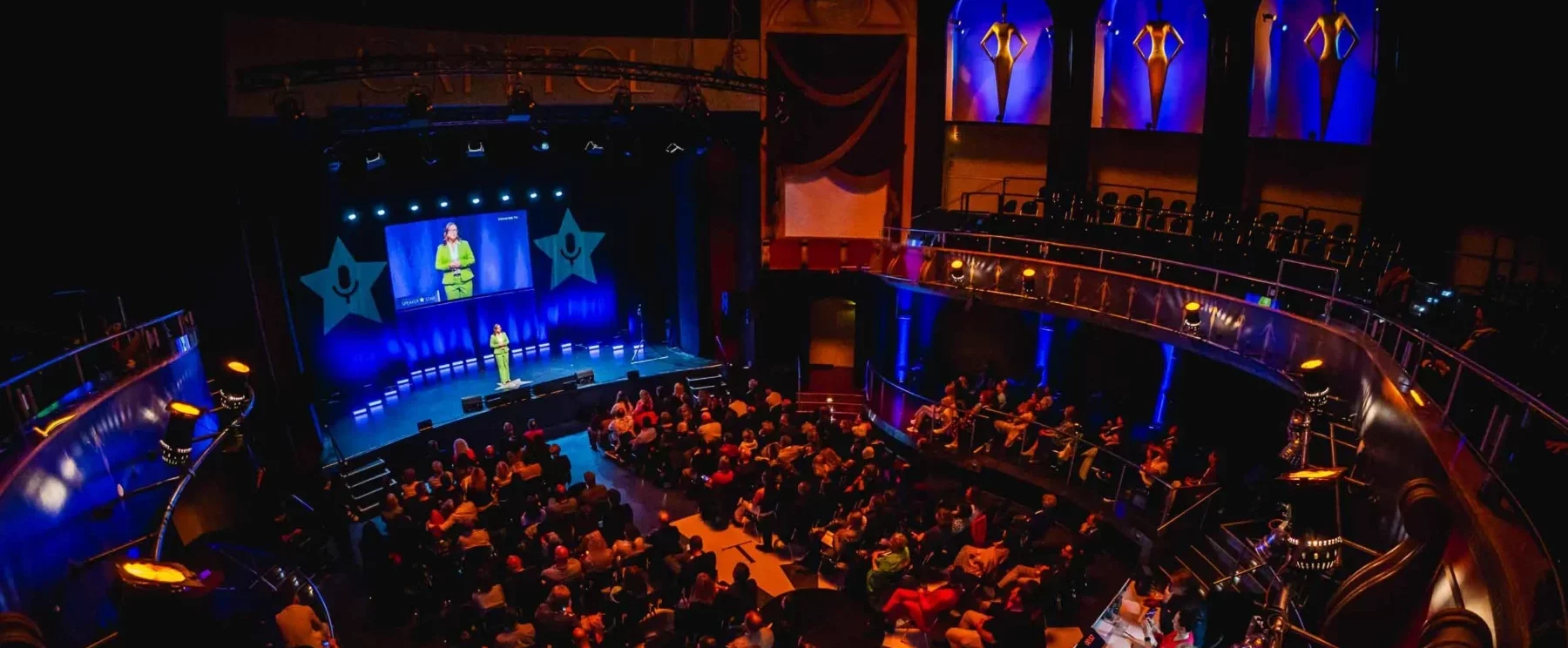 Angela Kiemayer als Keynotespeaker auf der Bühne in Wien