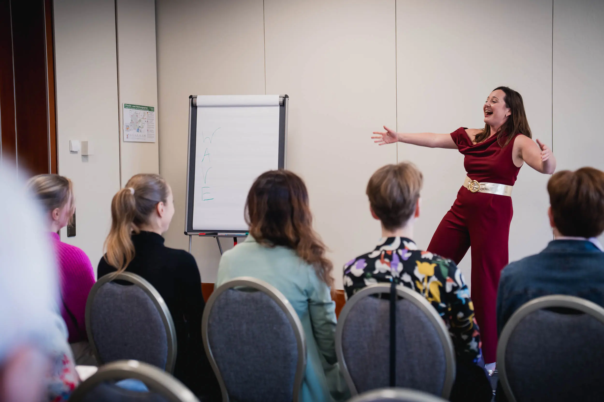 Angela Kiemayer bei einer Speakerausbildung für Unternehmer:innen und Bühnenwirkung in Österreich
